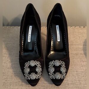 NIB Manolo Blanhnik Hangisi Pump in Black Pleated Satin, size 37.5, heel 90 mm